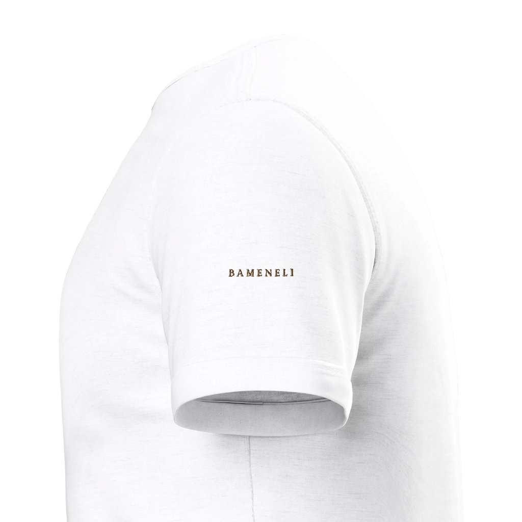 Gros plan sur la broderie Bameneli à la manche du t-shirt