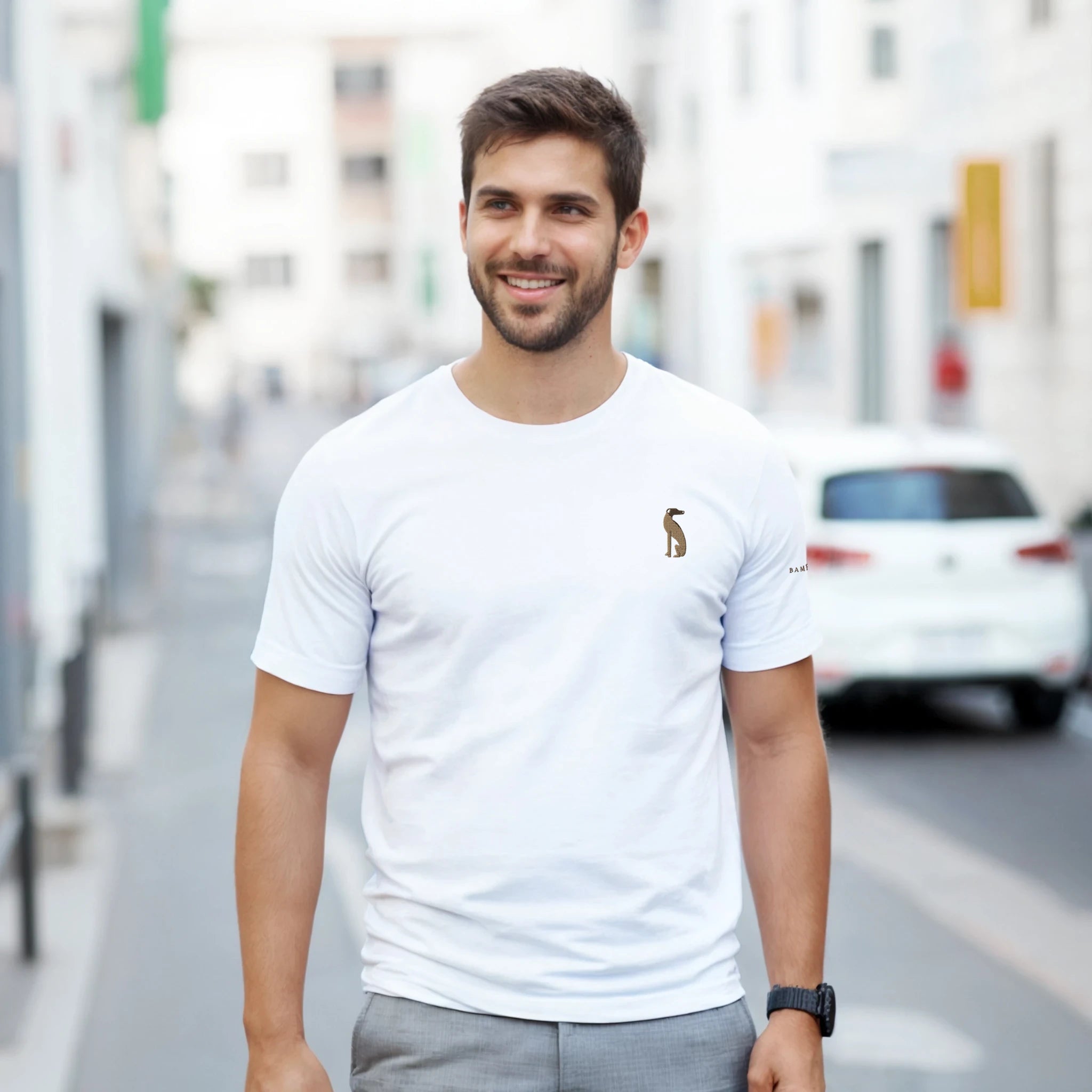 Homme portant le t-shirt Bameneli blanc dans la rue