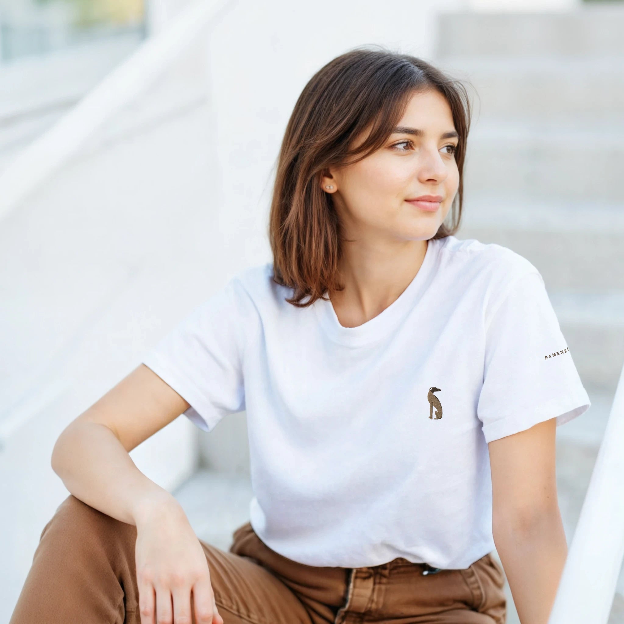 Femme assise portant le t-shirt Bameneli blanc